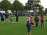 Laatste training S.K.N.W.K. JO9-1 van seizoen 2022-2023 (partijtje tegen de ouders) (155/178)